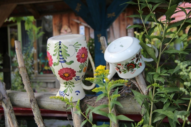 vase ceramique motifs fleurs recyclage vieux contenants jardin bois