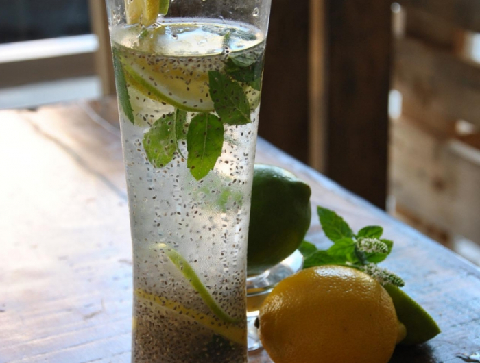 verre boisson detox citron tranche graine eau perte poids regime