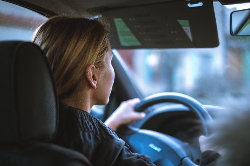 volant femme permis de conduire jeune automobiliste comportement sur la route