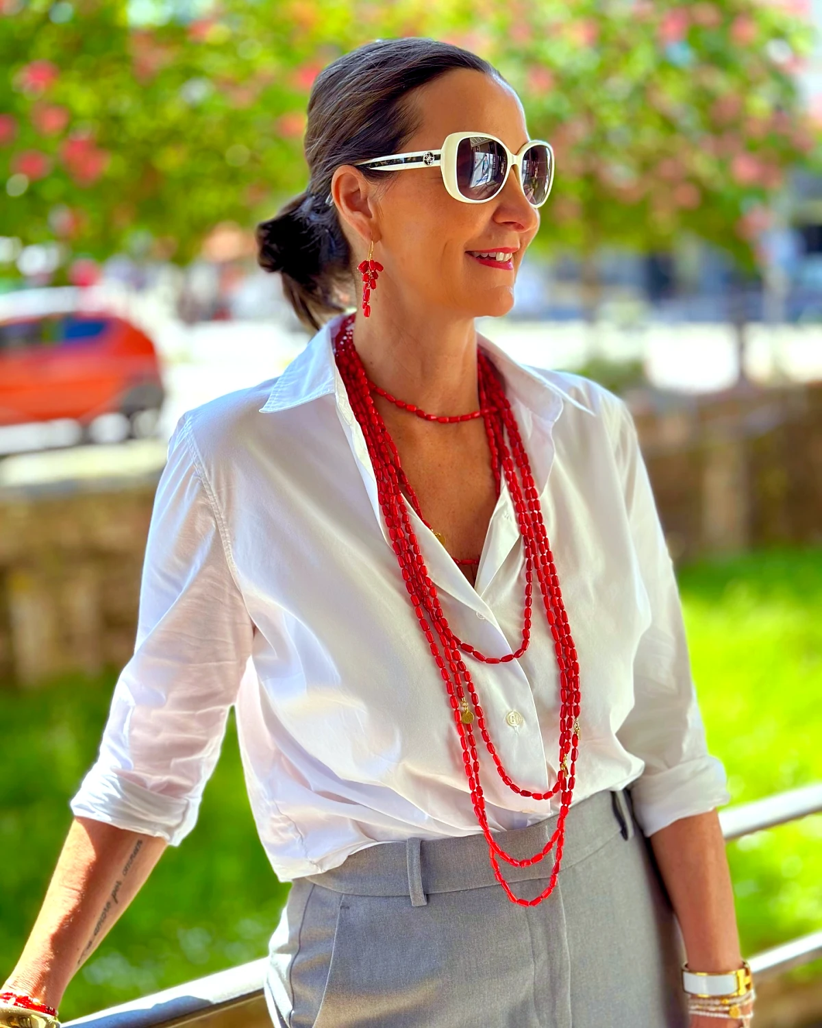 Tenue moderne pour le burau pour femme de 50 ans avec un chemiser blanc collier rouge