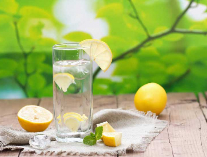 alcalinisant naturel l eau avec des citrons