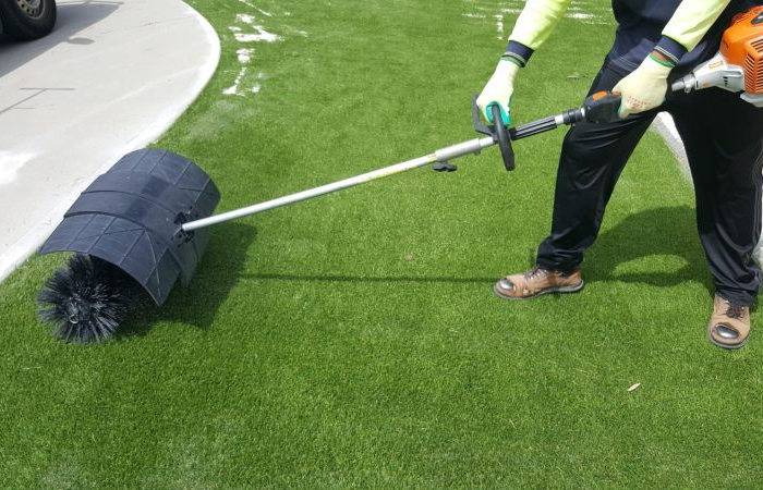 aspirateur gazon synthetique nettoyer la pelouse a l aide d une machine electrique