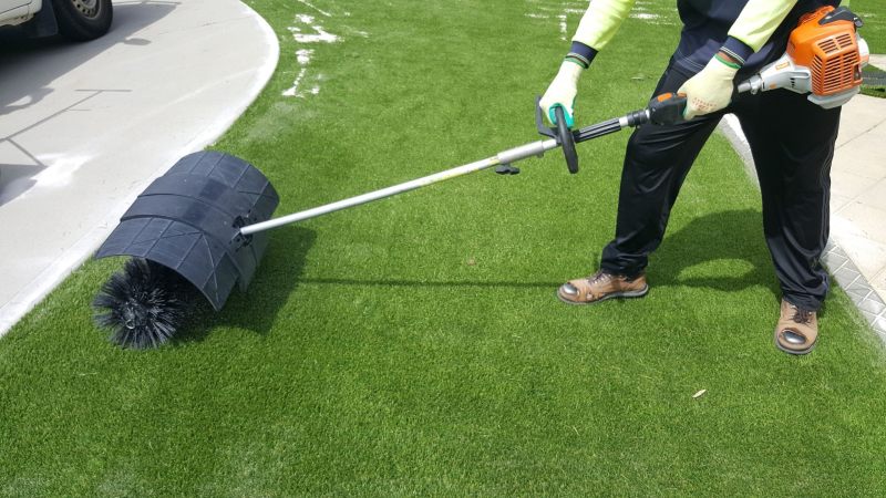 aspirateur gazon synthetique nettoyer la pelouse a l aide d une machine electrique