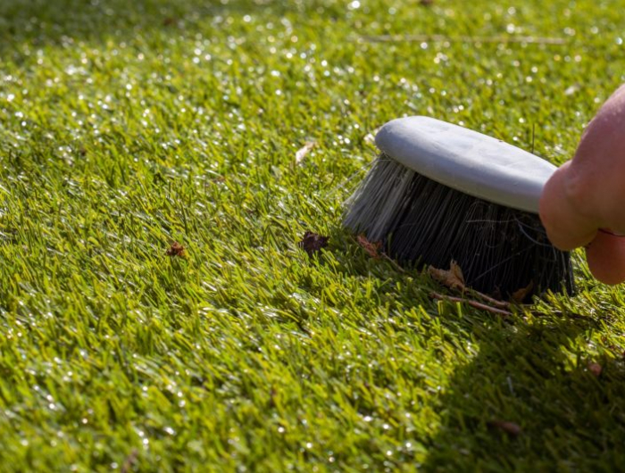 aspirateur pelouse synthetique nettoyer le gazon a l aide d une brosse