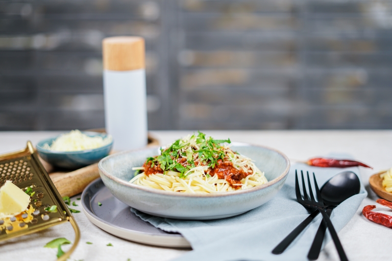 assiette coriandre fraiche pates bouillies sauce chili con carne