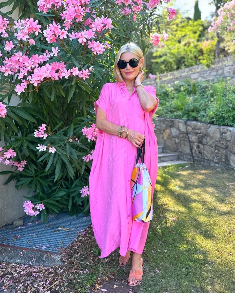 avoir un look boheme chic mode femme 50 ans robe longe fluide rose