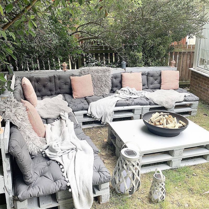 canape en palette pour jardin style shabby chic avec des coussins et plaids table basse en bois