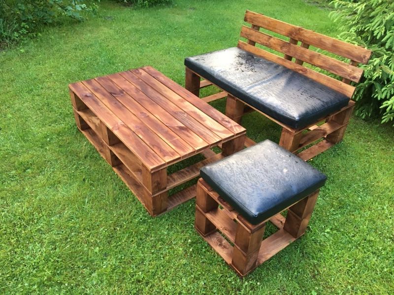 chaise en bois pouf en bois et table ne palette dans un jardin