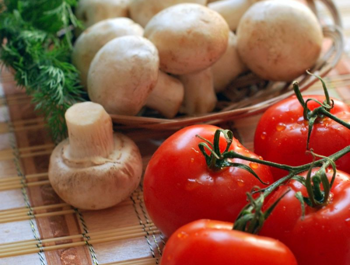 champignon comestible champignons et tomates dans la cuisine