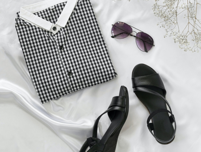 chemise femme motifs blanc et noir lunettes soleil sandales cuir noir