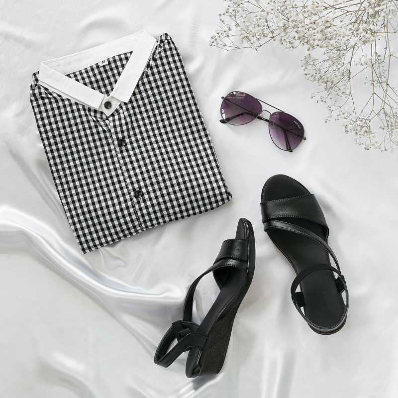 chemise femme motifs blanc et noir lunettes soleil sandales cuir noir