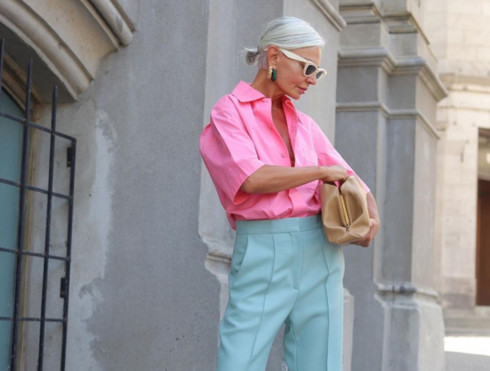 color block tenue pantalon fluide chemise rose coiffure femme 60 ans