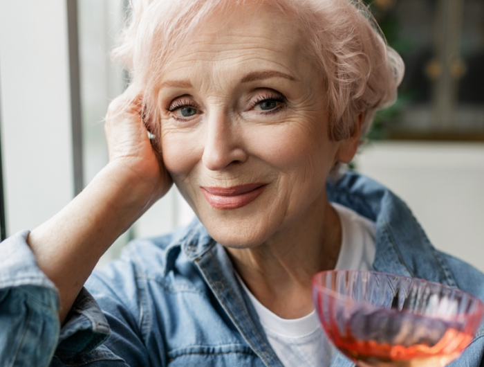 coloration femme 70 ans cheveux rose pastel coupe courte