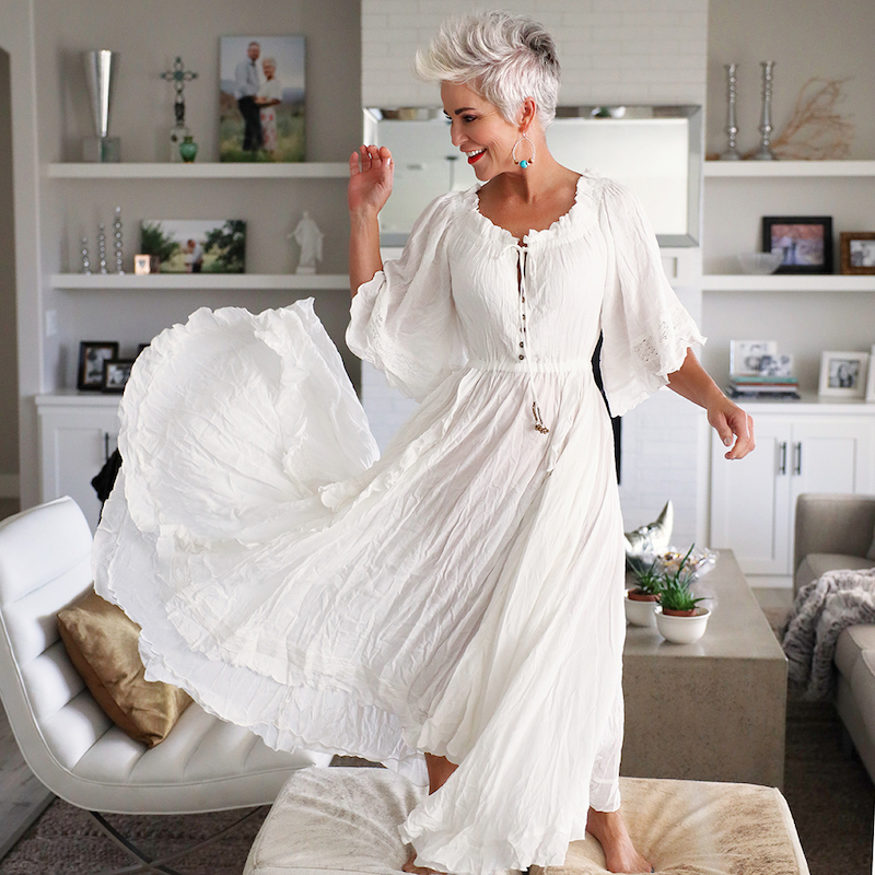comment adopter la tenue boheme chic à 50 ans robe blanche boheme femme coupe courte 50 ans