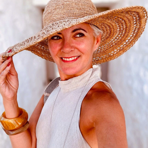 comment adopter le style boheme chic a 50 ans femme chapeau en paille top blanc bracelet en bois