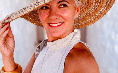 comment adopter le style boheme chic a 50 ans femme chapeau en paille top blanc bracelet en bois