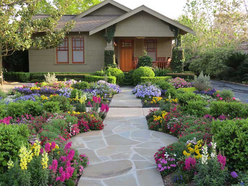 comment aménager un parterre de fleurs moderne devant maison une demeure avec jolie jardin de fleurs couleur jaunes rose avec une allee en pierre