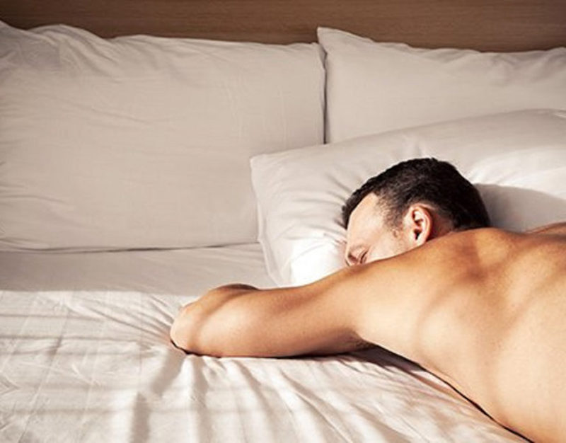 comment dormir sous canicule homme couvert de drap au lit