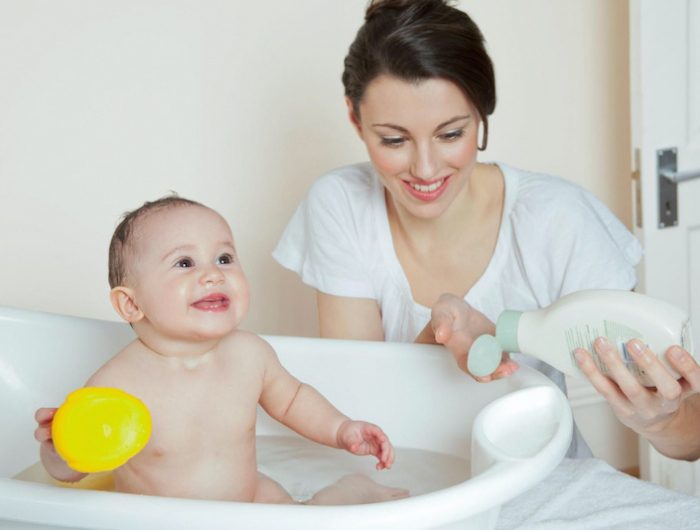 comment faire pour un bebe a la canicule bebe dans un baignoire avec sa mere