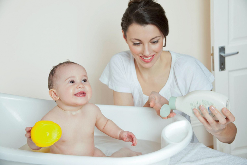 comment faire pour un bebe a la canicule bebe dans un baignoire avec sa mere
