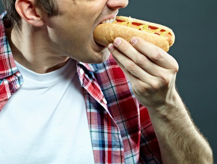 comment maigrir en dormant homme mangeant sandwuitch