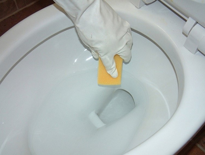 comment nettoyer les taches noires de toilettes lavage a l eponge