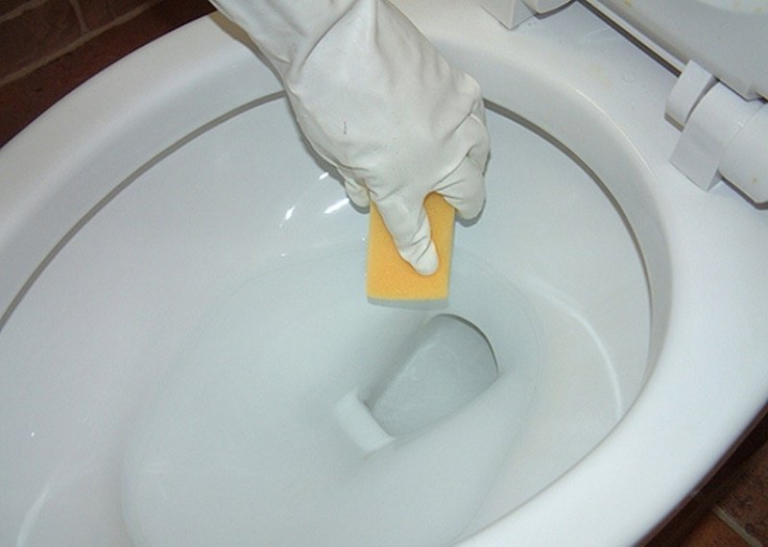 Comment bien enlever le noir au fond des toilettes et les faire briller de propreté