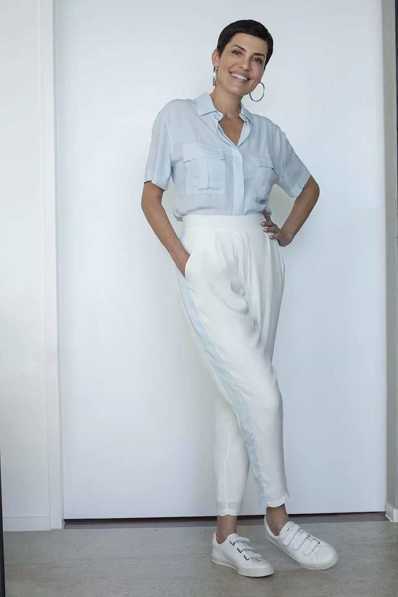 comment porter des baskets à 50 ans tenue chic femme printemps été cristina cordula pantalon blanc chemise bleu clair