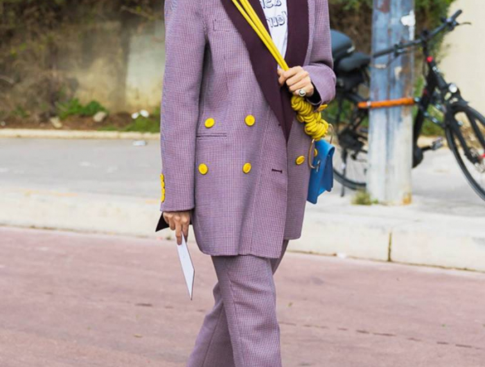 comment porter des mules a talon blazer et pantalon violet sac jaune et chaussures fushia