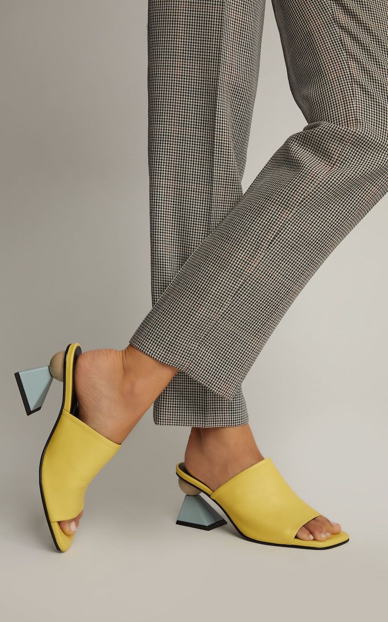 comment porter des mules au bureau chaussures d ete jaunes et pantalon gris