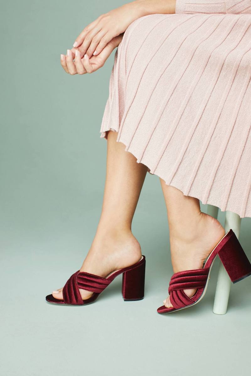 comment porter des mules cet ete paure de sandales en velour bordeaux et jupe rose