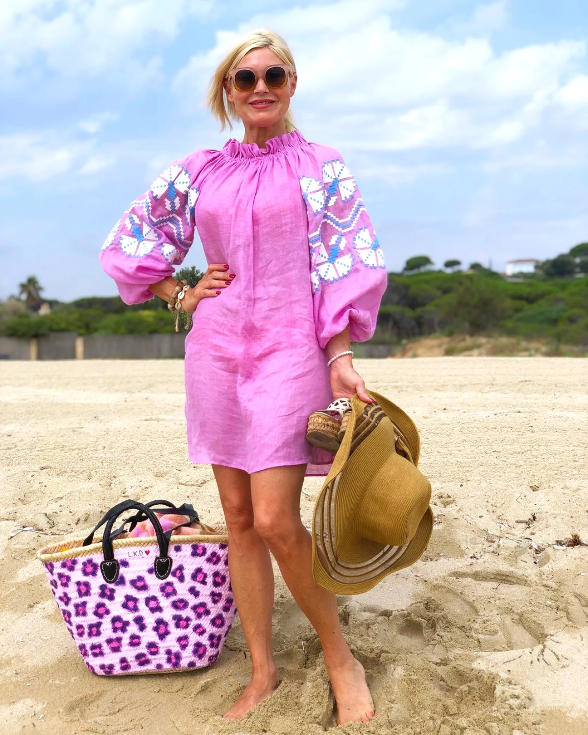 comment s habiller pour aller a la plage femme 50 ans tenue rose chapeau en osier