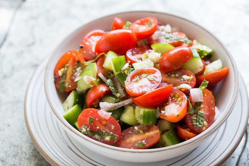 comment s occuper pendant la canicule assiette salade aux tomates