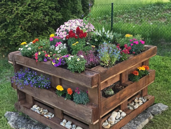 construire potager a pied de palettes de recyclage jardiniere au milieu dun jardin