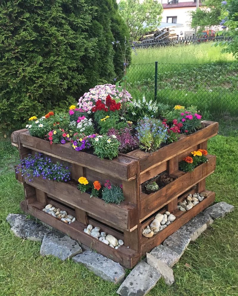 construire potager a pied de palettes de recyclage jardiniere au milieu dun jardin