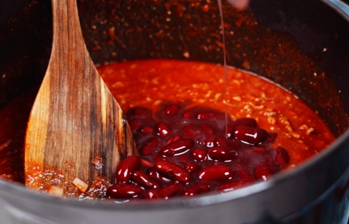 cuillere en bois poele antiadhesive haricots rouges sauce