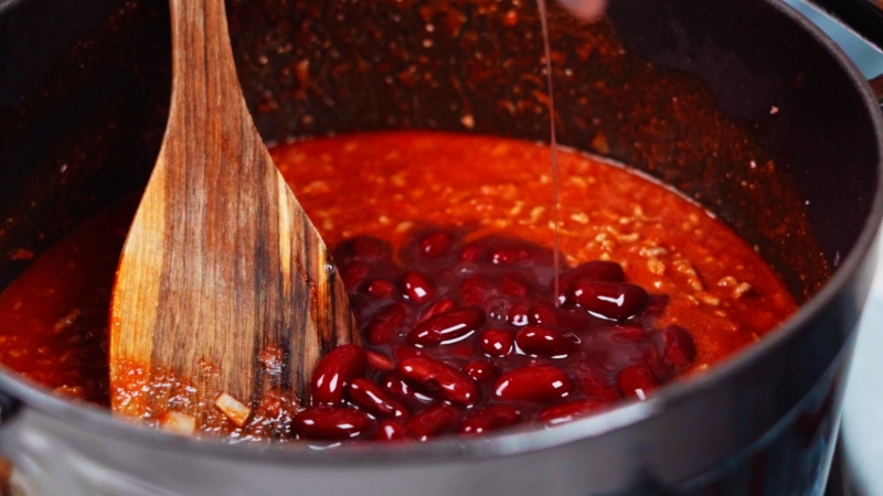 cuillere en bois poele antiadhesive haricots rouges sauce