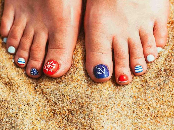 deco ongles pied avec des motifs bord de mer dessins simples sur sable