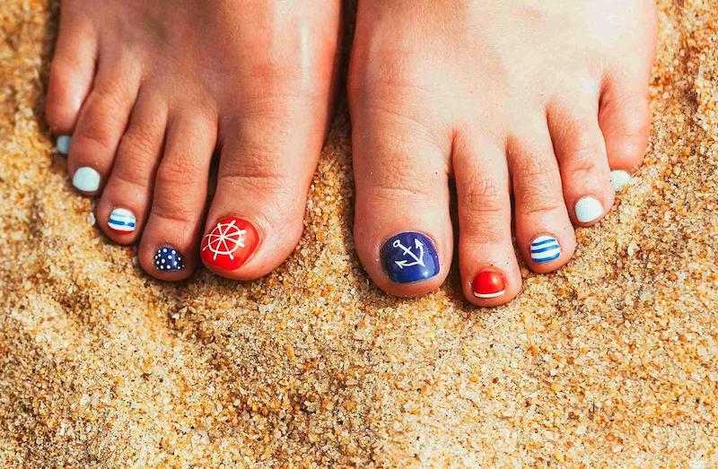 deco ongles pied avec des motifs bord de mer dessins simples sur sable