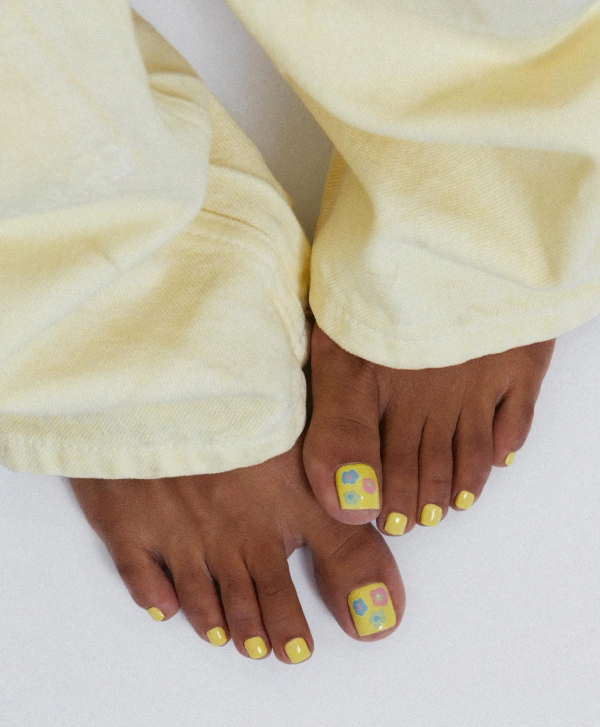 deco pedicure avec un seul ongle nail art vernis jaune motifs fleurs