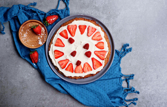 decoration gateau avec des fruits dessert frais et leger avec des fruits rouges