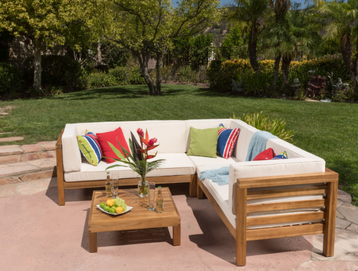 decoration palette en bois jardin table basse avec canape en bois avec des coussins colores dans un jardin