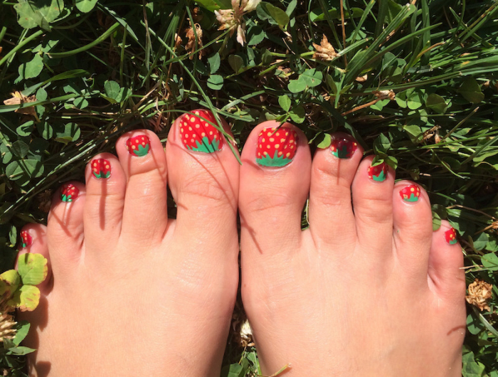 des fraises ongles nail art original d été pedicure rouge et vert