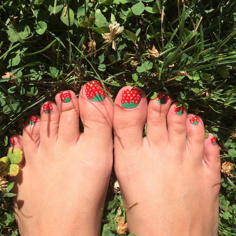 des fraises ongles nail art original d été pedicure rouge et vert