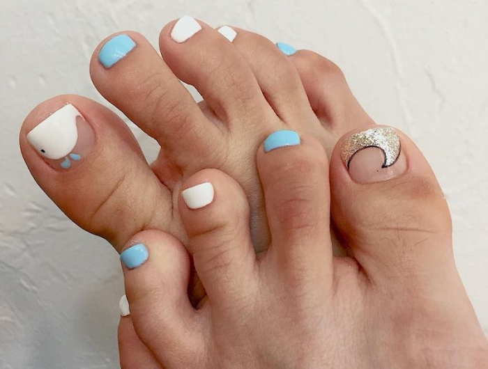 dessin vague ongles deco ongles pied originale en blanc bleu et paillettes