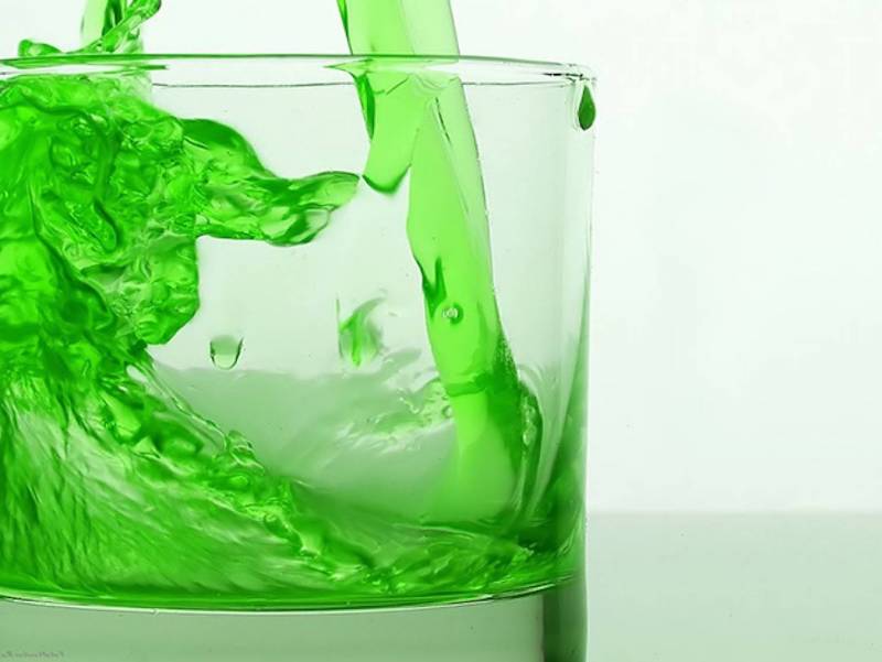 engrais naturel pour concombre solution verte dans un verre
