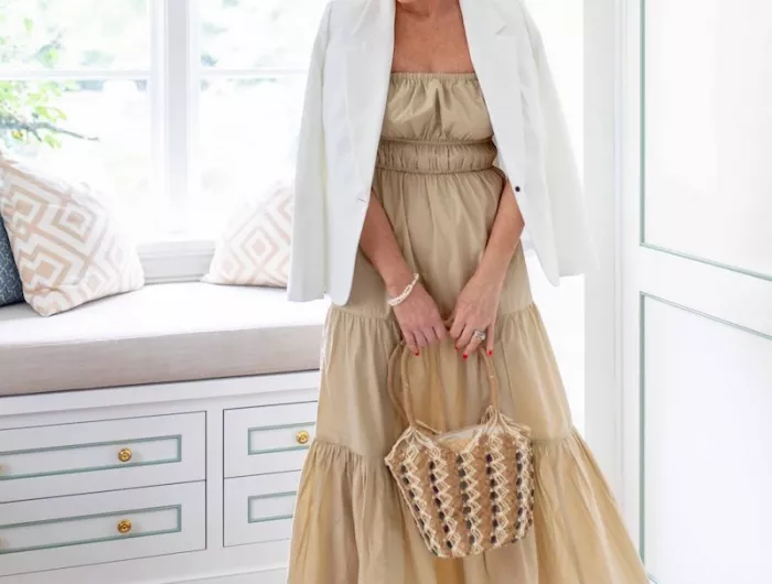 exemple de look moderne vetement femme 50 ans tendance robe beige vollants et veste blanche