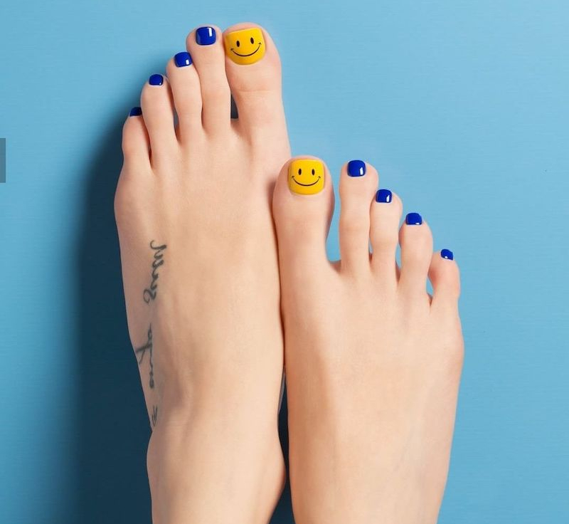 exemple original modele ongle pied bleu marine et visage souriant jaune