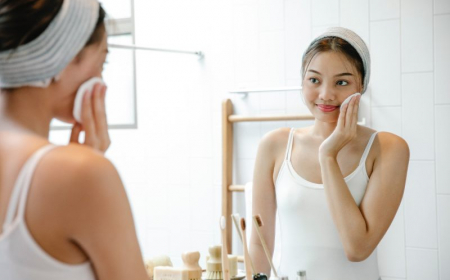 extraction point noir une fille qui nettoie son visage devant le miroir