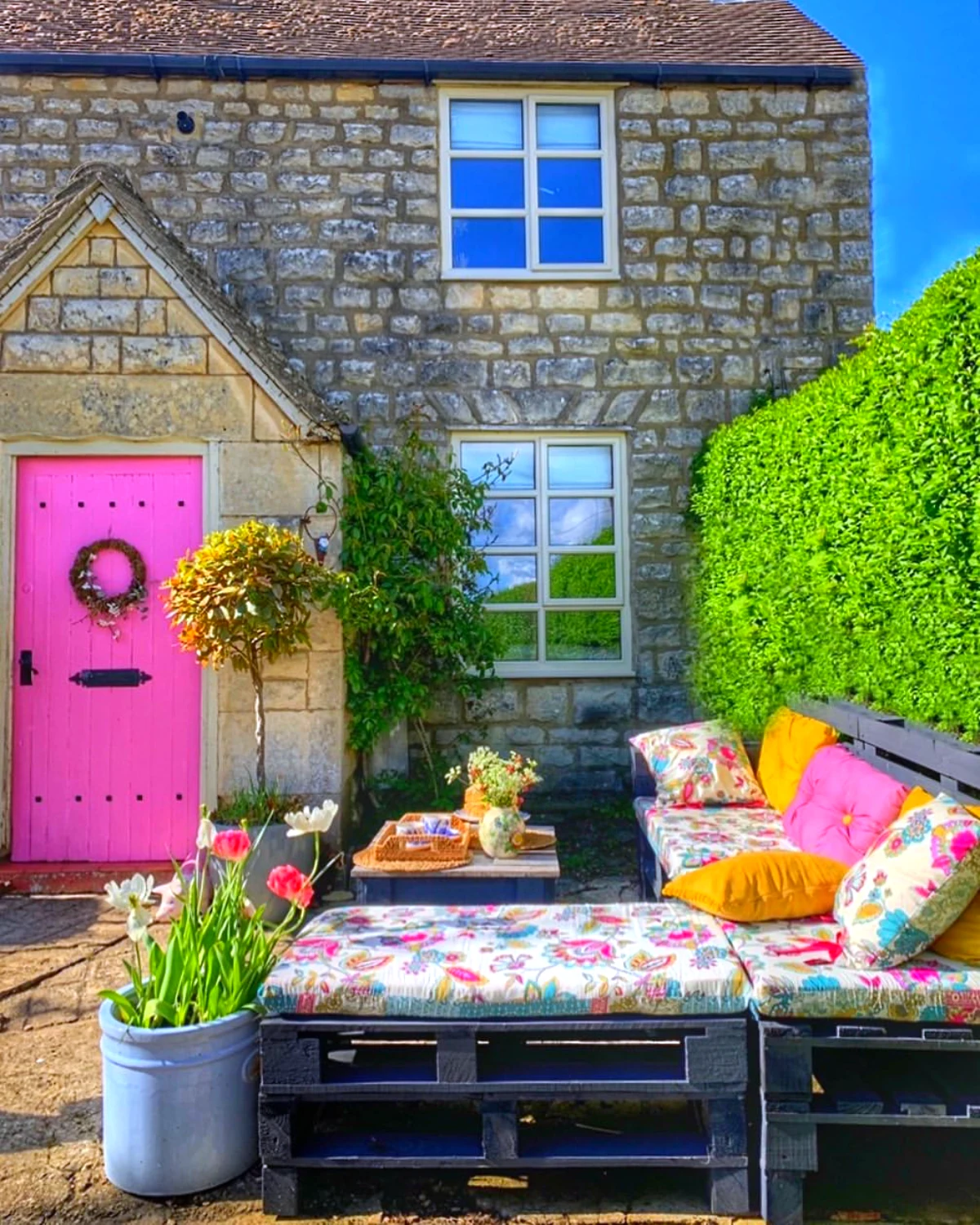 fabriquer salon de jardin en palette porte rose arriere cour maison coussins